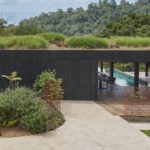 Une villa au toit vert se fond dans un paysage de la jungle costaricienne