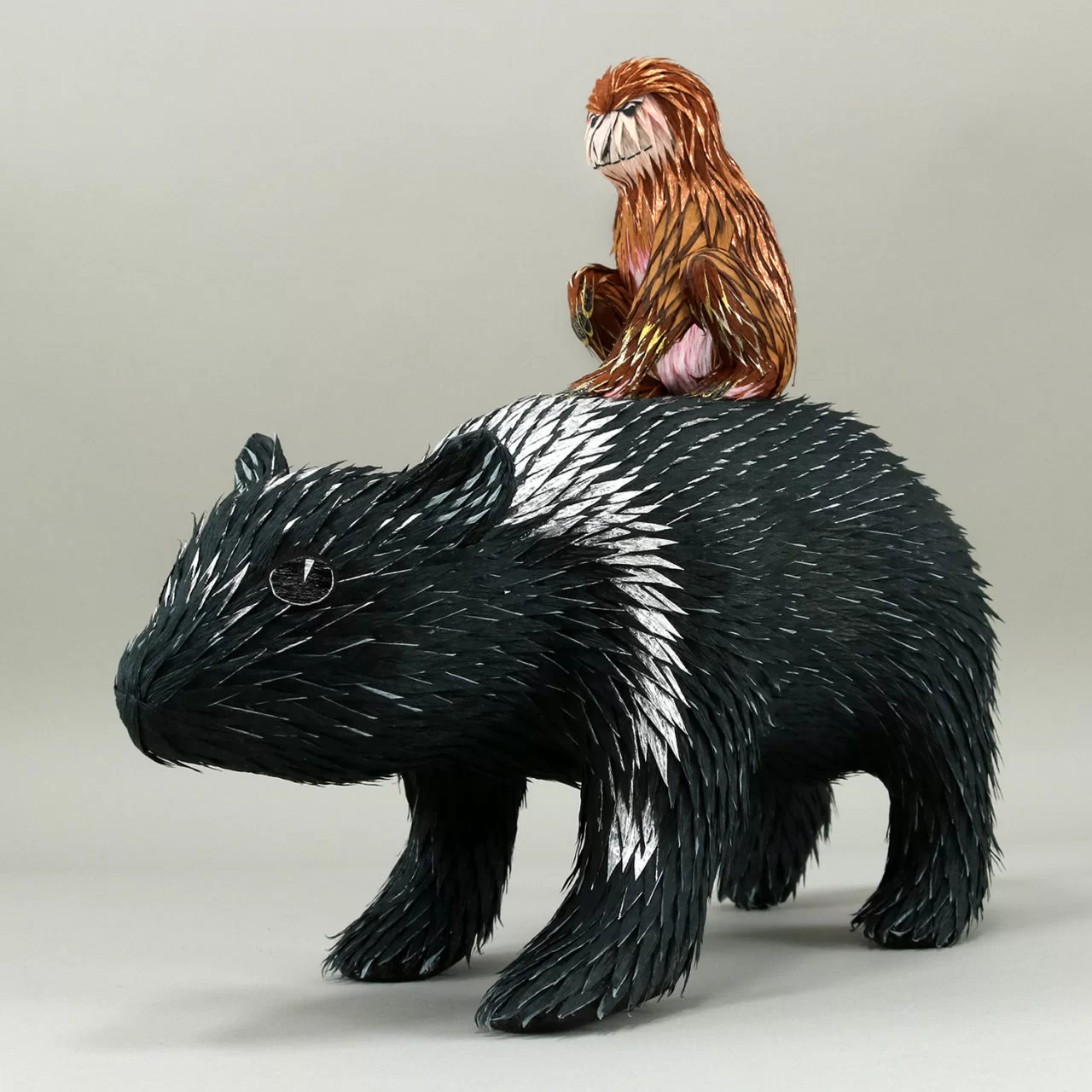 Interview: L’artiste Roberto Benavidez partage sa fascination pour la sculpture sur papier et les histoires derrière ses fantastiques piñatas