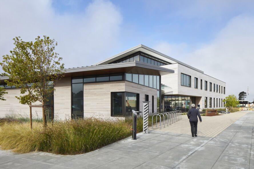 gens, marche, bois, habillé, bibliothèque, bâtiment, incliné, toit