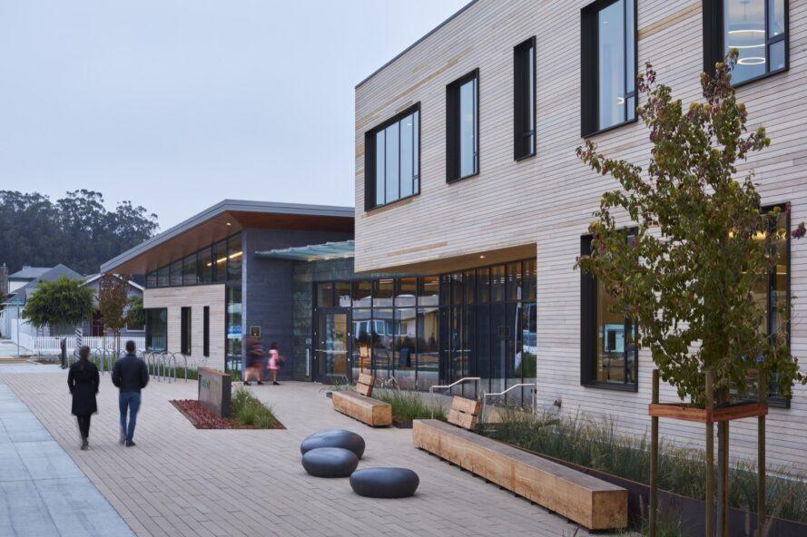 bancs en bois et sièges ronds à l'extérieur d'un bâtiment en bois