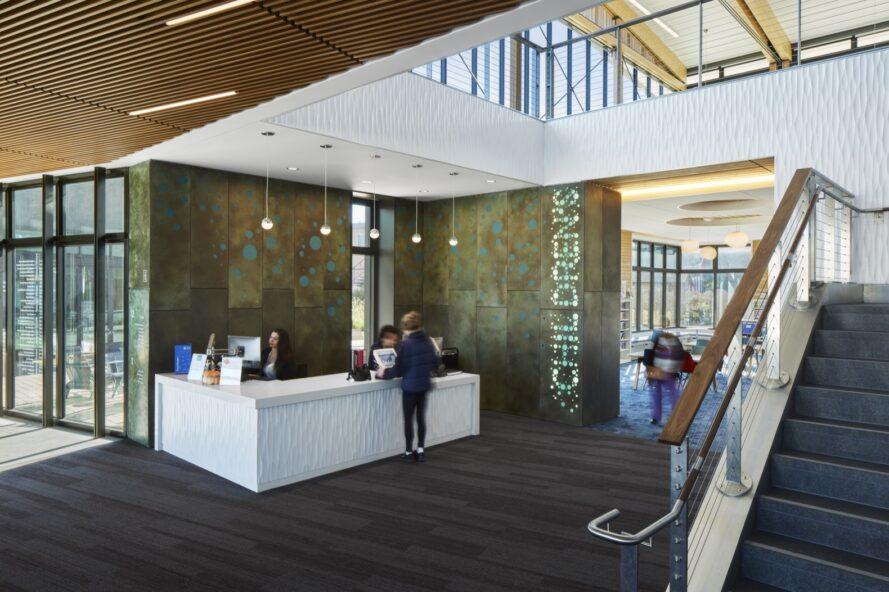 personne à la réception blanche avec un mur qui lit "Enfants"