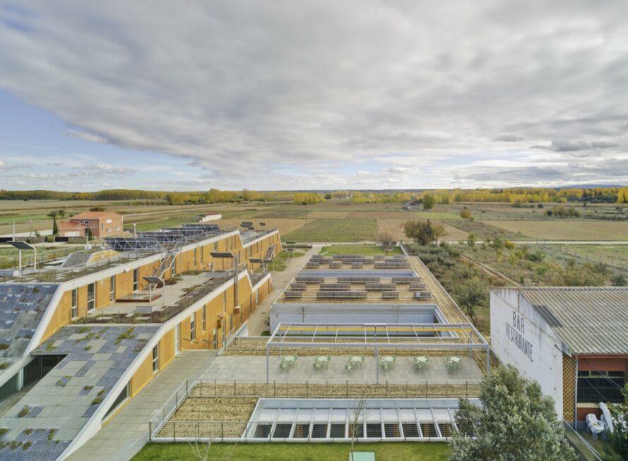 vue aérienne, de, bronzage, bâtiments, couvert, dans, panneaux solaires