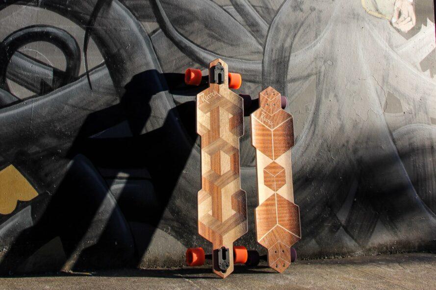 deux planches à roulettes en bois sur mur noir