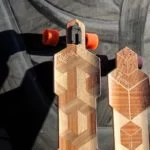 Patinez dans les rues avec style sur ces planches à roulettes en bois faites à la main