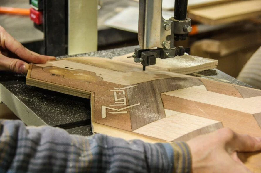 coup de planche à roulettes en bois en cours