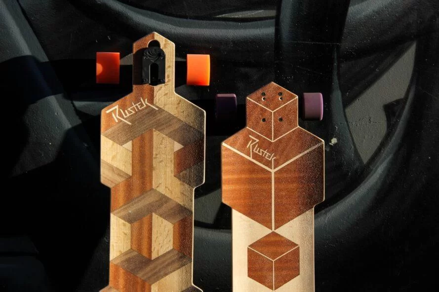 deux planches à roulettes en bois avec différentes couleurs
