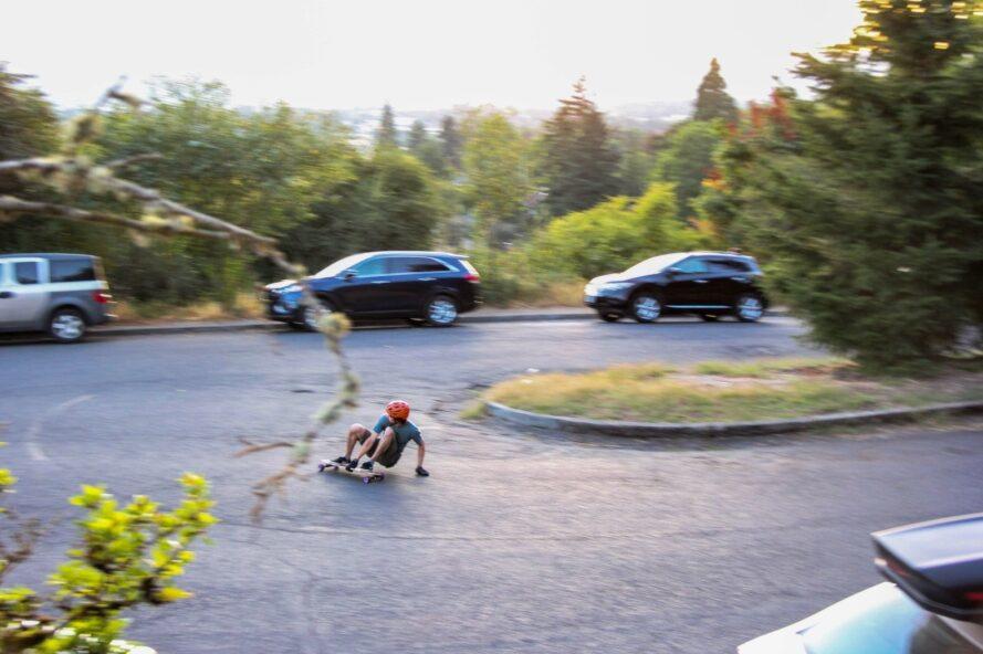 homme accroupi sur une planche à roulettes