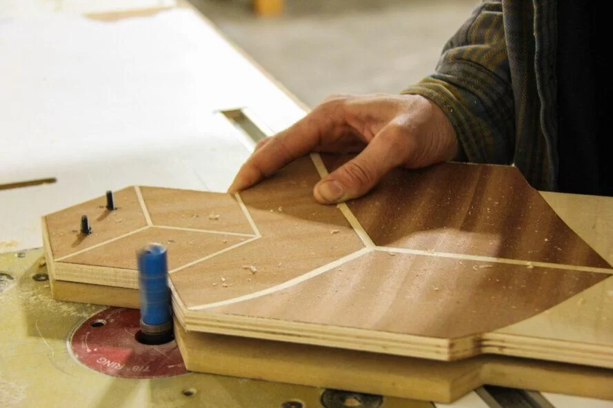 Plan rapproché d'une partie de planche à roulettes en bois