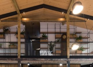 Une ancienne grange polonaise se transforme en une maison contemporaine cool