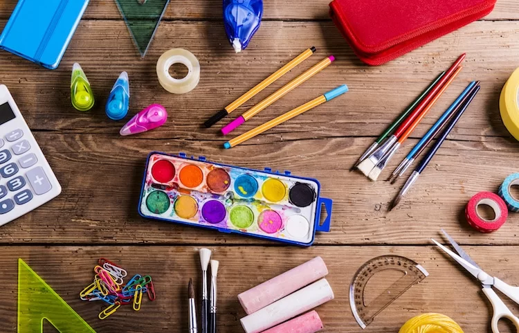 Bureau plein de fournitures d'art