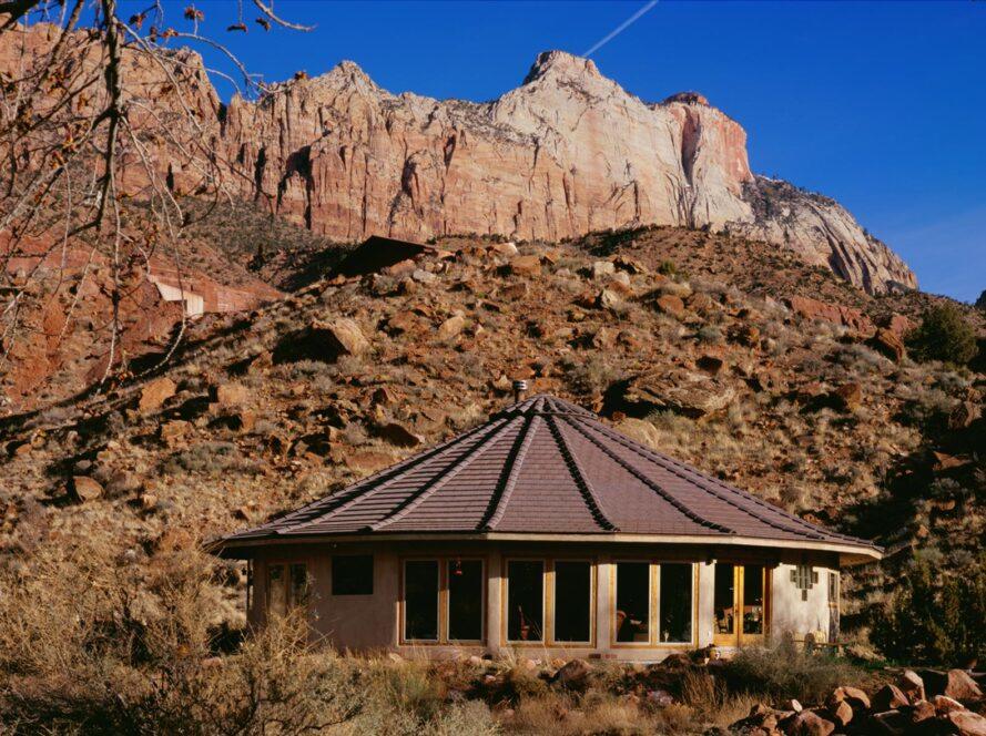 maison ronde de Deltec Homes devant une grande formation rocheuse