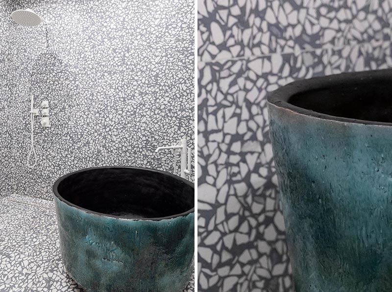 Inspiré par la philosophie japonaise du wabi-sabi, qui trouve la beauté et l'harmonie dans les imperfections, l'architecte de cette salle de bain moderne a conçu sur mesure une baignoire profonde profonde, qui se distingue par son extérieur coloré et son intérieur noir. #SoakingTub #JapaneseSoakingTub #BathroomDesign #GreyBathroom