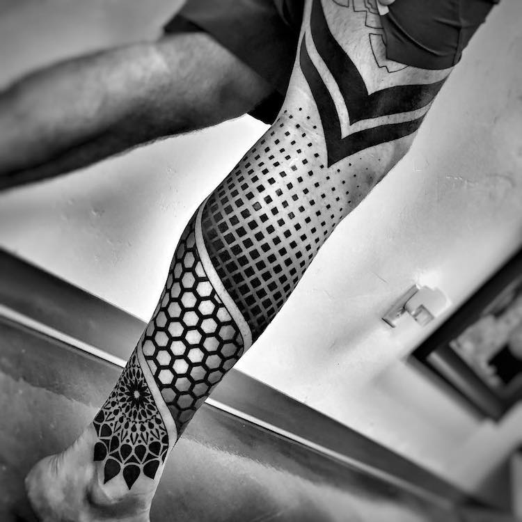 Tatouage Géométrique sur la Jambe par Matt Pehrson