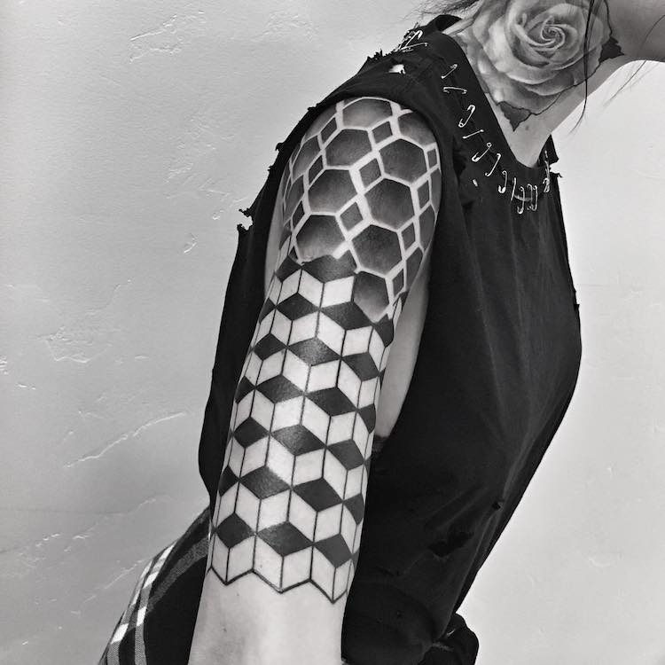 Tatouage Géométrique sur le Bras par Matt Pehrson