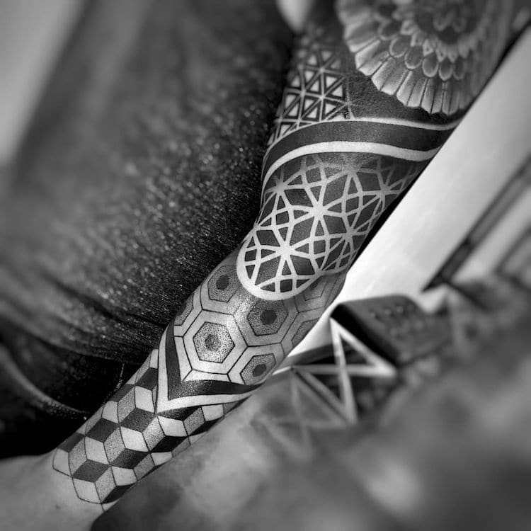 Tatouage Géométrique sur le Bras par Matt Pehrson