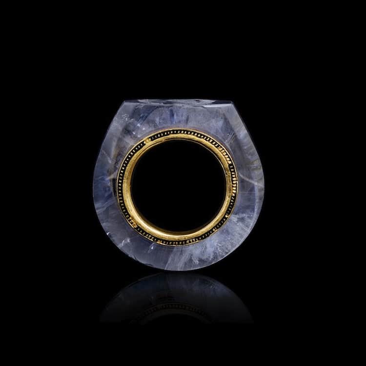 Bague en saphir des pierres précieuses de Marlborough