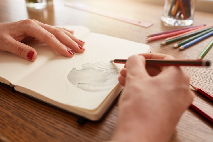 Dessin dans un carnet de croquis