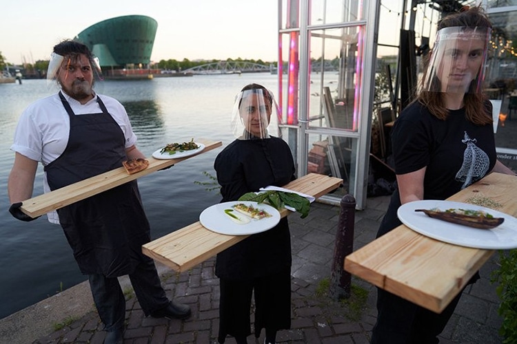 Serveur servant Serres Séparées Salle à manger sous serre