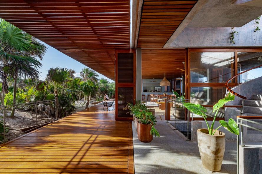 une terrasse aux accents de bois reliée à l'intérieur d'une villa