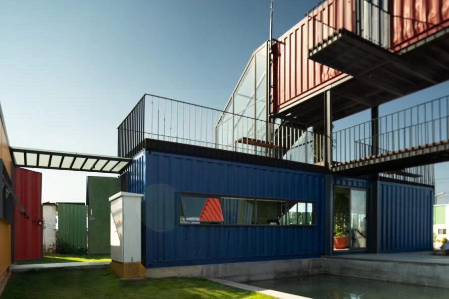 conteneur d'expédition bleu avec terrasse sur le toit