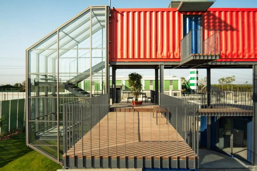 passerelle en plein air sous un conteneur d'expédition rouge surélevé