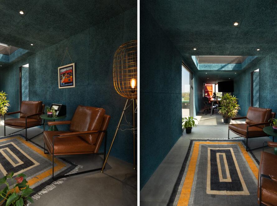 chambre turquoise avec des chaises en cuir beige et une lumière avec un abat-jour cage en laiton