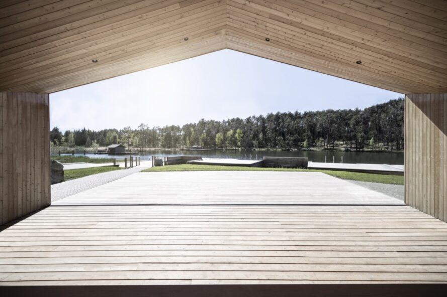 une vue de l'intérieur de la maison du lac, donnant sur le lac et les arbres