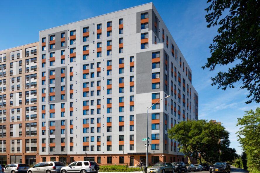grand bâtiment gris avec plusieurs fenêtres