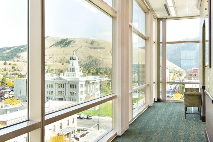 vue sur le centre-ville historique d'un bureau avec des murs en verre