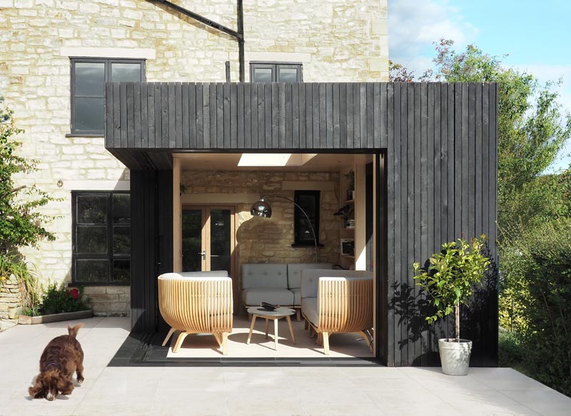 George King Architects a conçu une salle de lecture moderne comme une petite extension sur un chalet du 17ème siècle dans les Cotswolds, en Angleterre. #ModernArchitecture #SmallExtension #ReadingRoom #HomeOffice