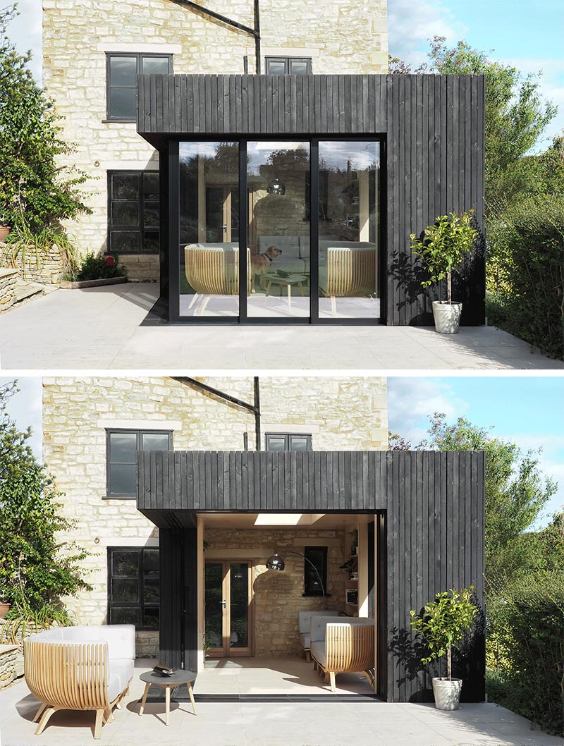 Avec son revêtement en bois carbonisé et ses cadres de porte noirs, cette salle de lecture moderne contraste avec la maçonnerie d'origine du chalet, mais elle complète également les cadres de fenêtre noirs et la ferronnerie. #ModernArchitecture #BlackWoodSiding #ReadingRoom #HomeOffice