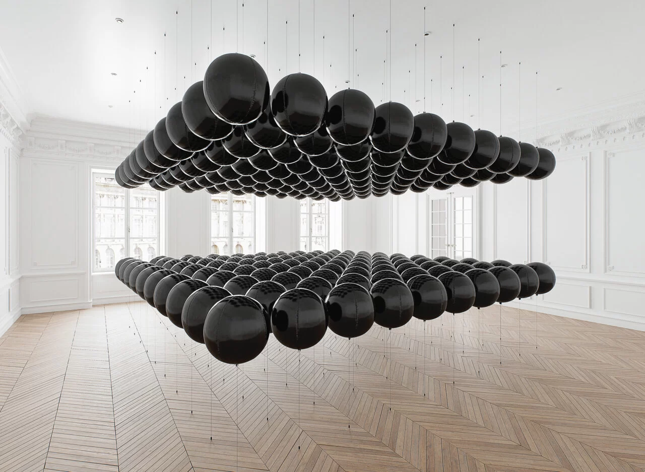 Des ballons noirs flottants explorent les contradictions dans les installations de l’artiste Tadao Cern