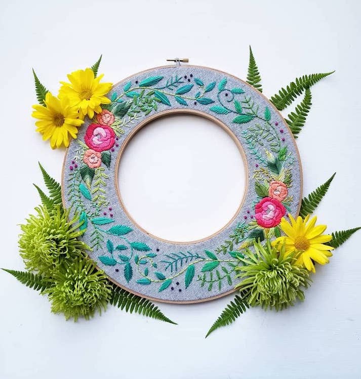 Cerceaux de couronne de broderie par Jessica Long