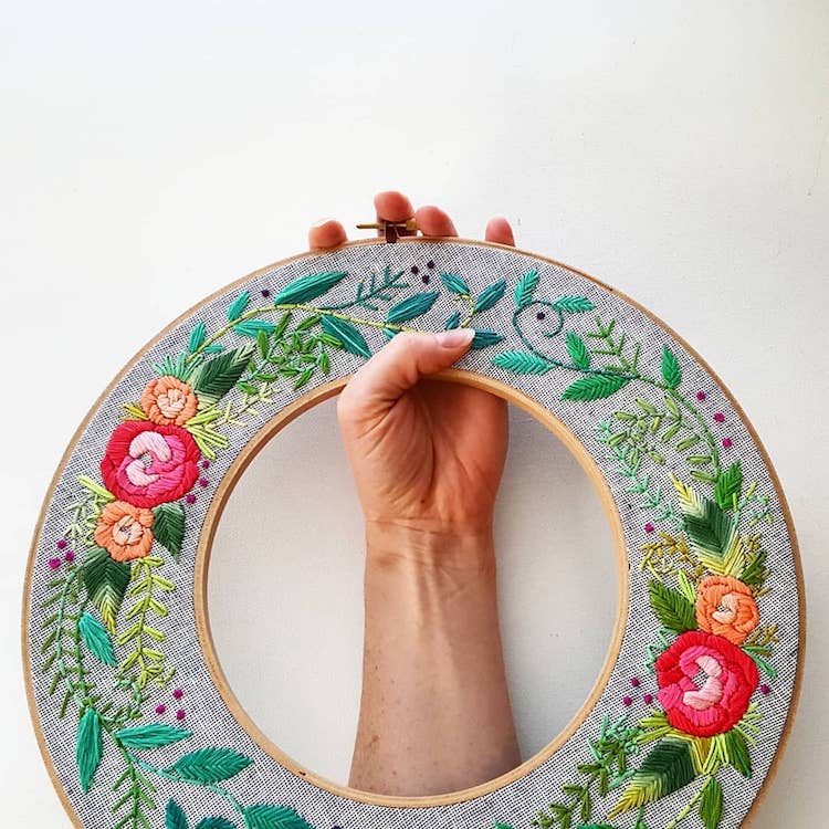 Cerceaux de couronne de broderie par Jessica Long
