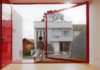 Une grande fenêtre pivotante ouvre cette maison sur la cour avant