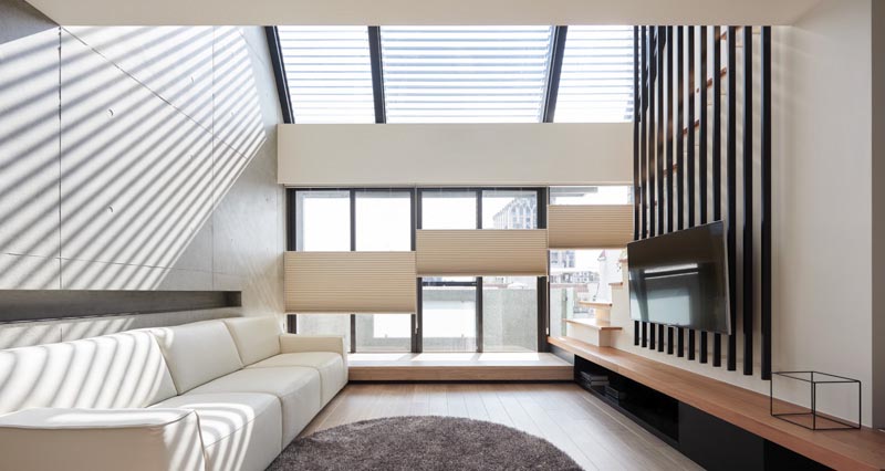 Les poteaux noirs de ce salon moderne offrent un endroit pour monter le téléviseur. #TVMount #ModernInterior #InteriorDesign