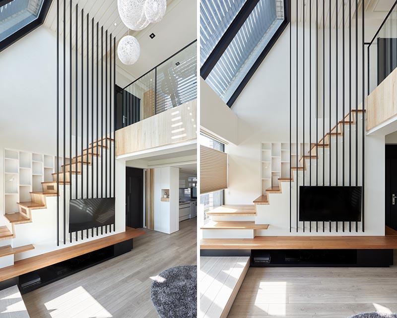 Cet appartement moderne utilise des poteaux noirs pour fournir un élément de sécurité pour les escaliers, remplaçant le besoin d'une main courante dans la partie supérieure. #Stairs #StairDesign #TVMount