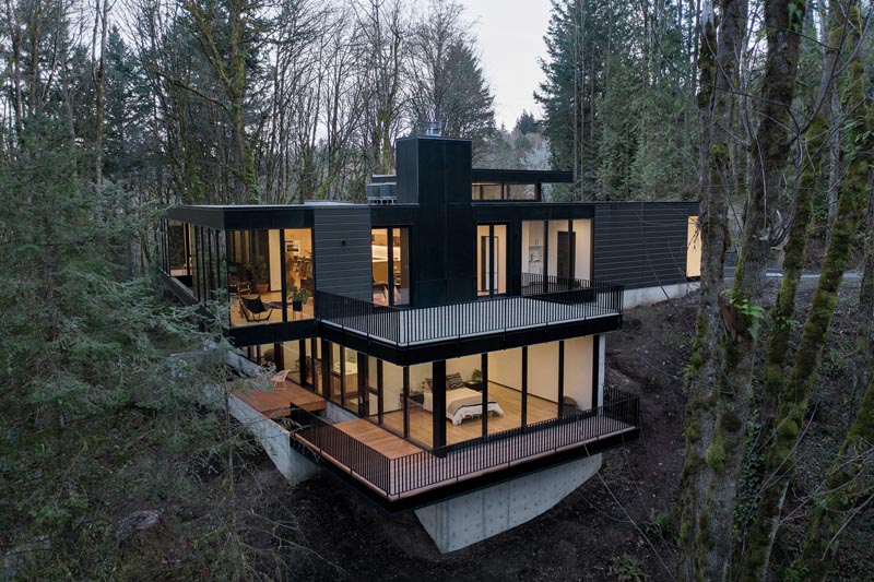 William / Kaven Architecture a conçu et développé une maison noire moderne située près de Portland, en Oregon, et en porte-à-faux au-dessus du sol de la forêt. #ModernBlackHouse #ModernHouse #Cantilever #ModernArchitecture