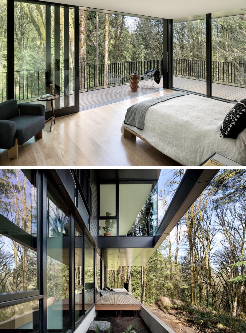 Cette chambre principale moderne a des portes coulissantes en verre qui s'ouvrent directement sur le balcon, créant un espace intérieur / extérieur qui donne sur les arbres. #GlassWalls #MasterBedroom #ModernBedroom #Windows