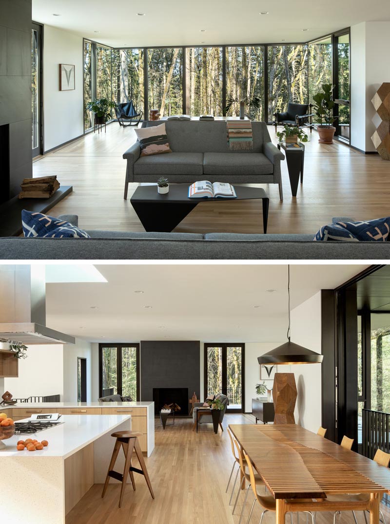 À l'intérieur de cette maison moderne, les principaux espaces sociaux de la maison sont à aire ouverte, le salon profitant de la vue à travers les baies vitrées. L'intérieur présente également des planchers en chêne blanc qui ont des bordures incrustées de noyer foncé. #ModernInterior #LivingRoom #Windows #OpenFloorPlan #OakFloors