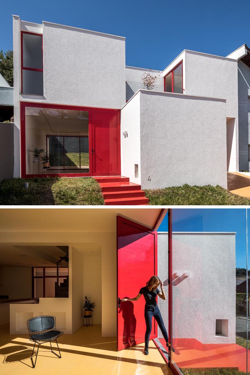 La porte d'entrée et le cadre de fenêtre rouges apportent une touche de couleur à cette maison blanche moderne et correspondent aux marches qui mènent au trottoir. #RedFrontDoor #RedFrontSteps #RedWindowFrames