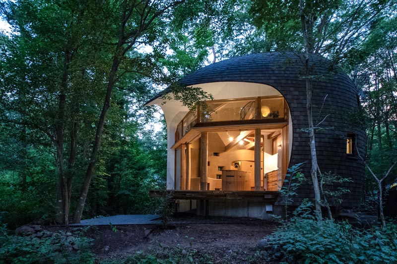 Tono Mirai Architects a conçu une petite maison dans la forêt de la préfecture de Nagano au Japon, qui a une apparence de coquille. #SmallHouse #ModernArchitecture #HouseDesign