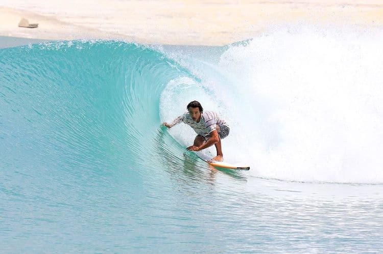 Surfeur professionnel passant par un baril à Surf Lakes Wave Pool