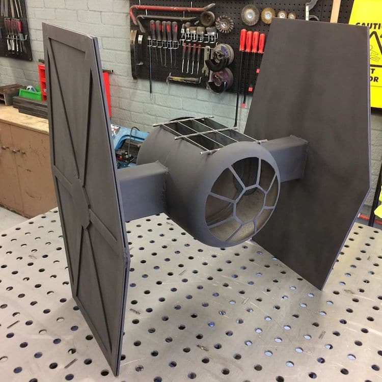Star Wars Tie Fighter Fire Pit par Simon Gould