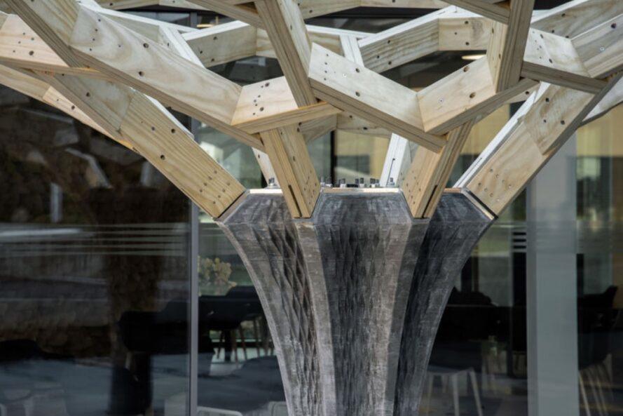 colonne de béton attachée à la verrière à motifs en bois