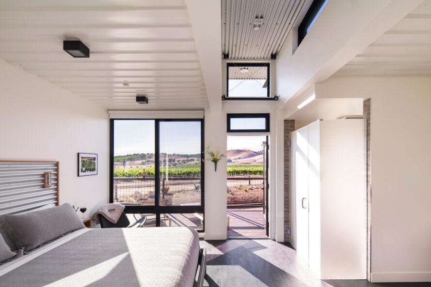 Intérieur blanc brillant d'un conteneur d'expédition avec un grand lit