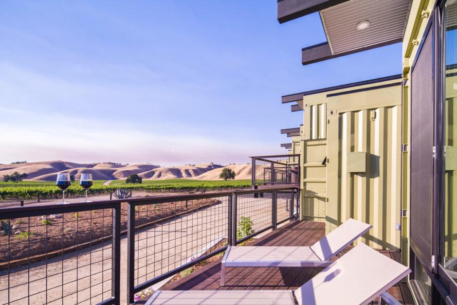 chaises longues sur une terrasse ouverte