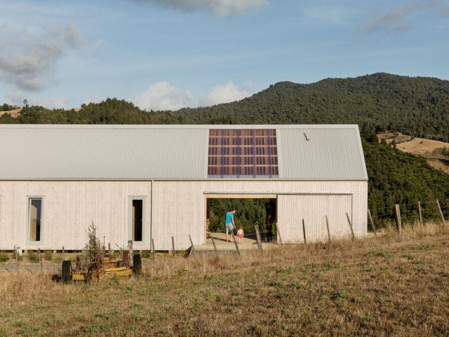 Les gens qui marchent à travers une petite ouverture dans une longue maison en bois