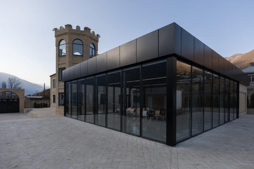 bâtiment en métal noir avec panneaux de verre pleine hauteur