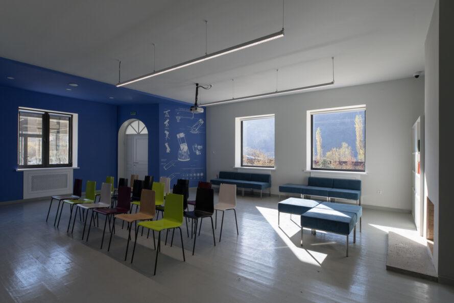 salle de classe blanche et bleue avec fenêtres carrées